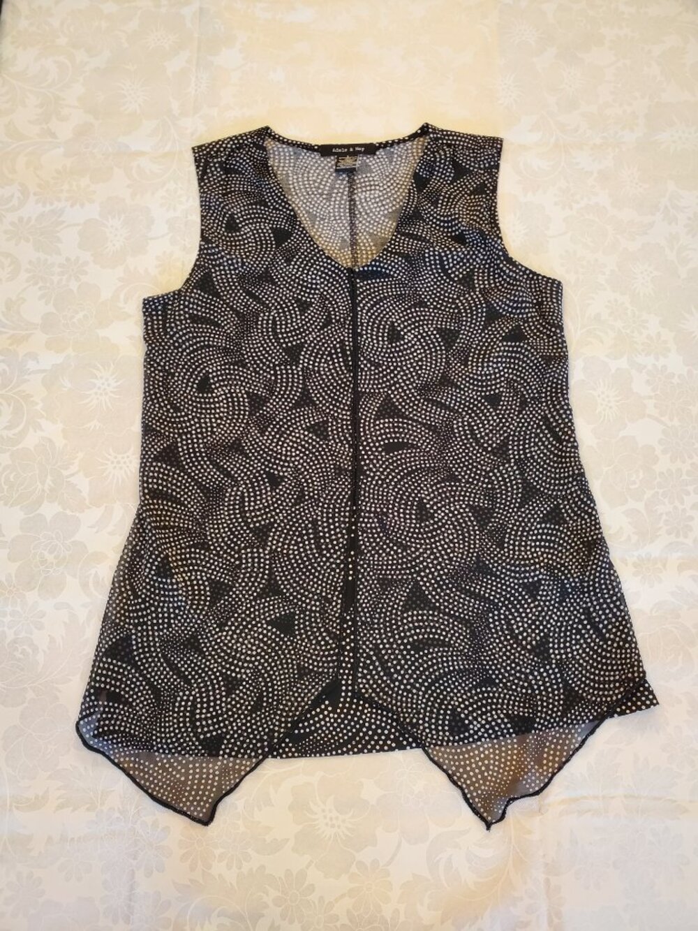 Adele & May Black and White Sleeveless Patterned Blouse Size Large Like New